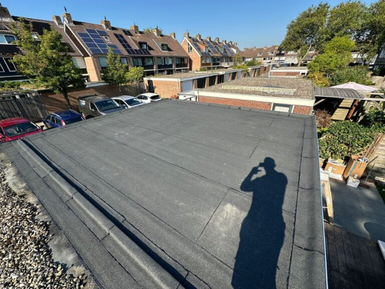 Plat dak in woonwijk met zonnepanelen.