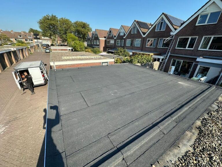 Plat dakbedekking bij rijtjeshuis met bestelbus