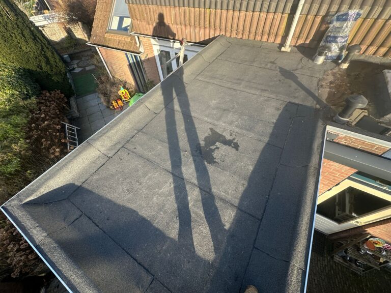 Dak met schaduw van persoon en trap