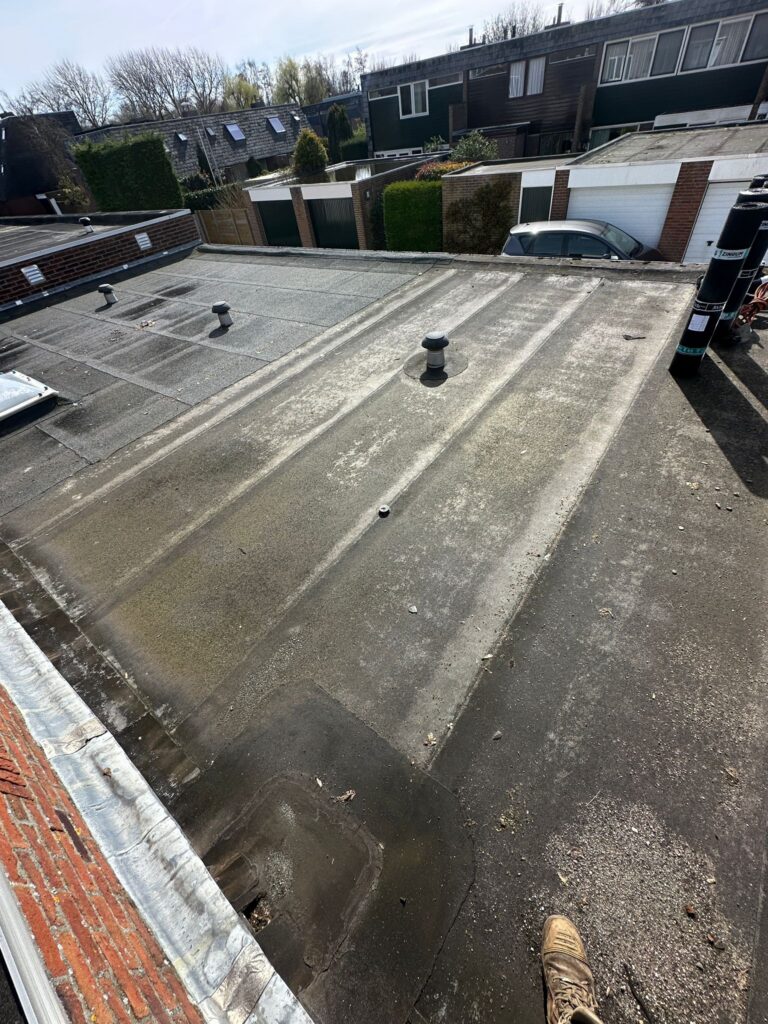 Plat dak van een huis in een woonwijk.