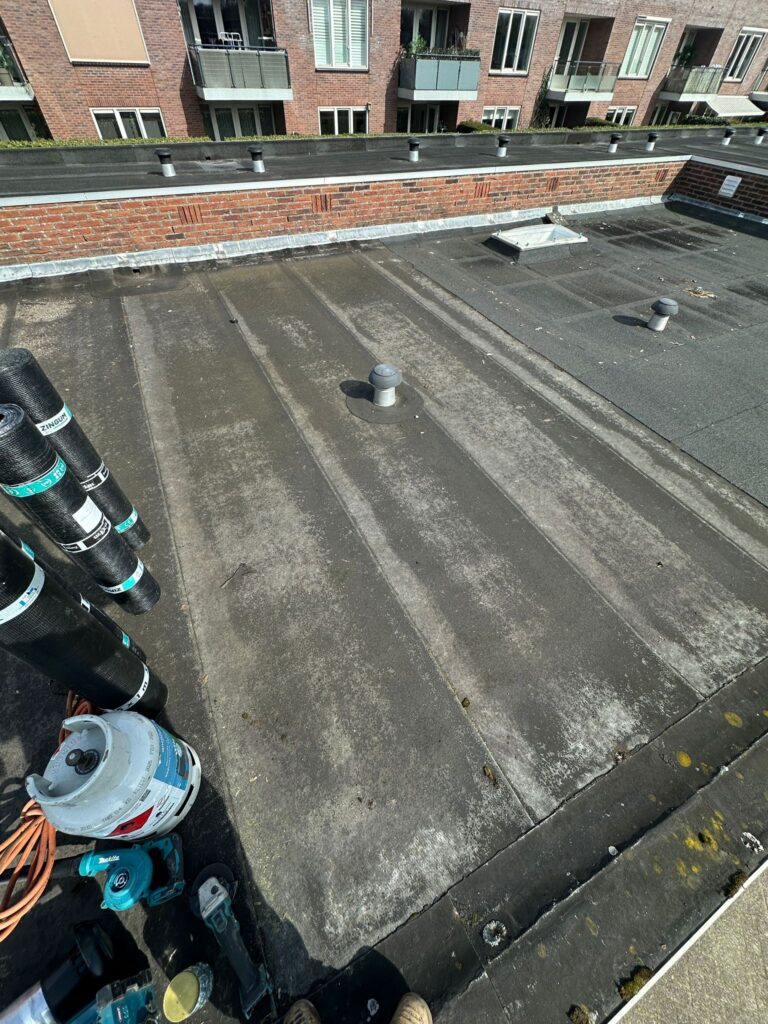 Plat dak van woningcomplex met gereedschap.