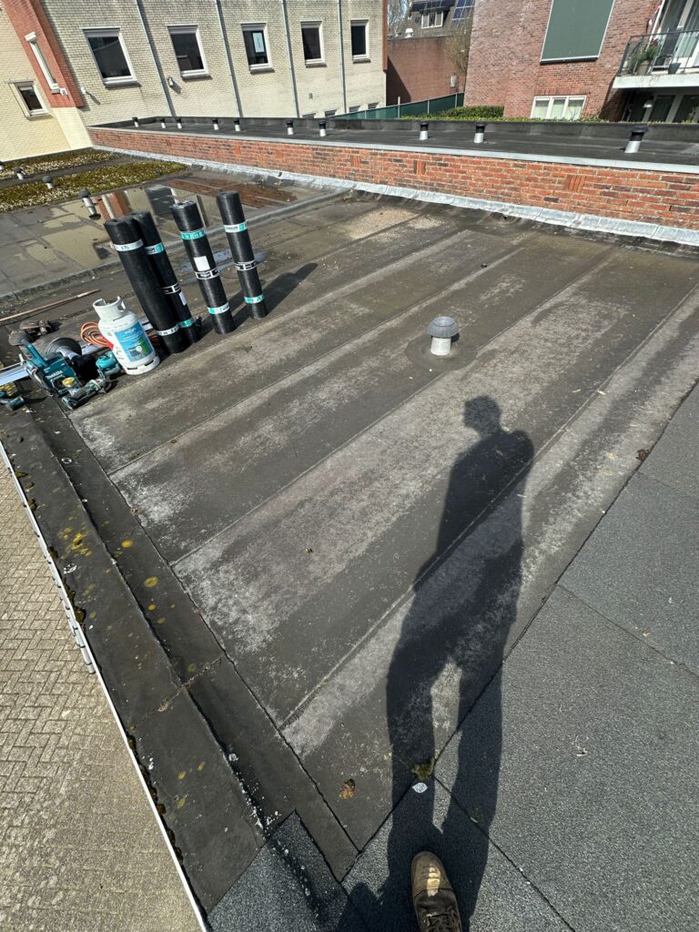 Plat dak met schaduw en dakbedekkingsmaterialen.