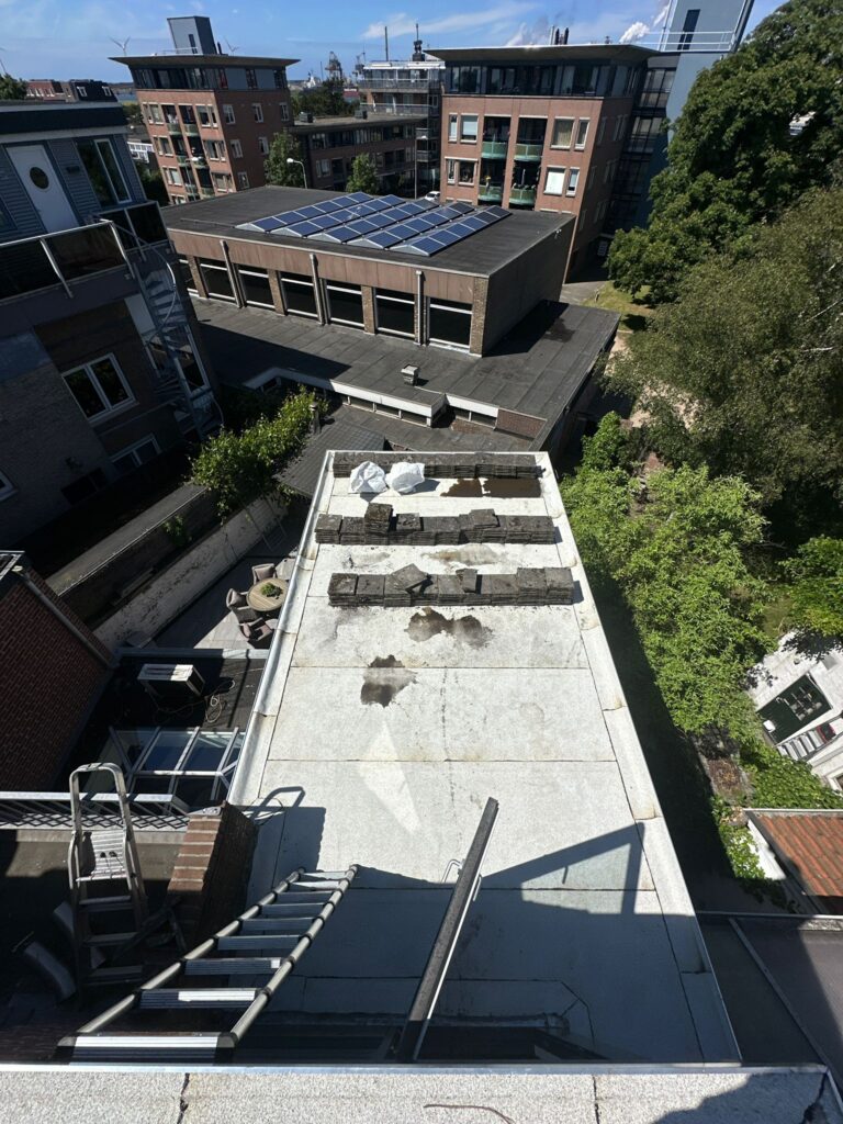 Dak met ladder aan gezien vanaf hoogte.