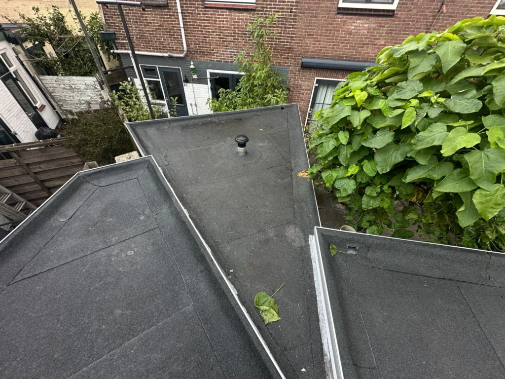 Herstelde platte daken met nieuwe bitumen en zinken randen in Westzaan